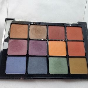 Viseart high-end Dark Matte 04 eyeshadow palette.